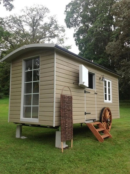 Schäferwagen „Das Atelier“ – Kreative Freiheit im nostalgischen Zirkuswagen-Look