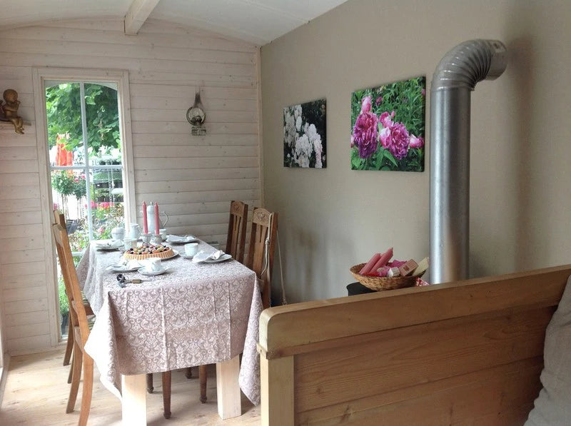 Schäferwagen „Das Rosenzimmer“ – Romantische Gemütlichkeit im nostalgischen Zirkuswagen-Stil